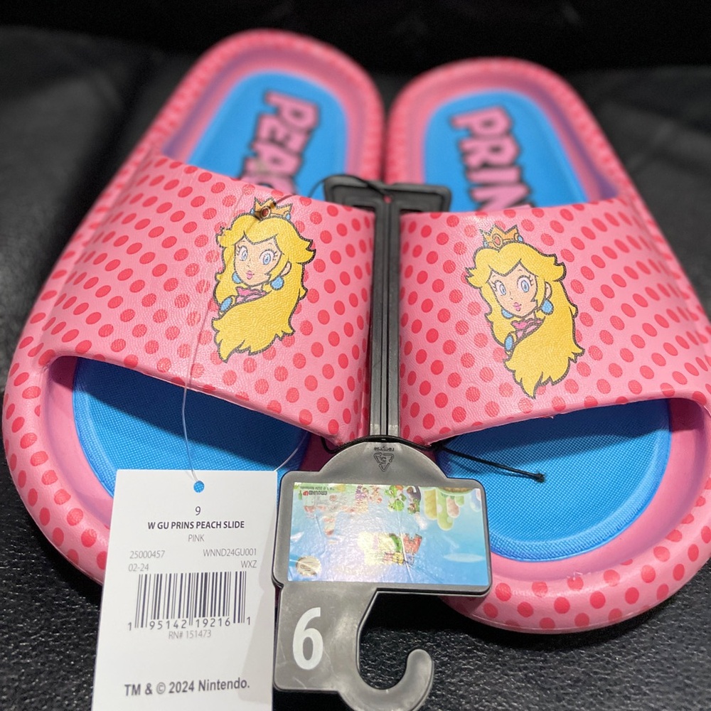 Womens size 9 / big kid size 7 Princess Peach Slide